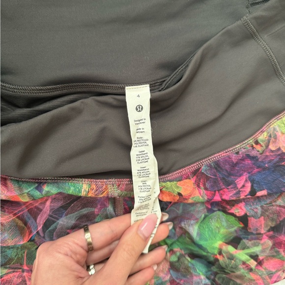 Lululemon Speed Up Shorts 2.5in - Picture 3 of 3